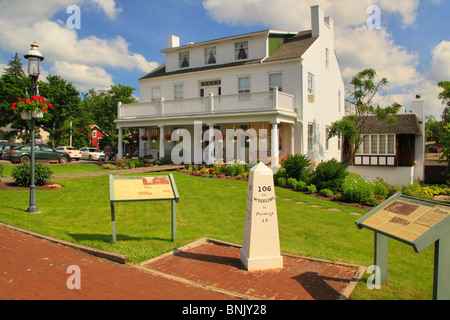 Casselman Inn et mile marker pour l'ancienne route Nationale, Rehoboth beach, Maryland Banque D'Images