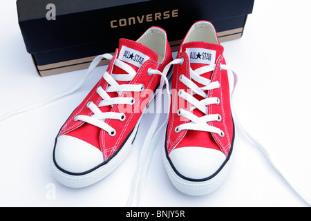 Une nouvelle paire de chaussures Converse All Star rouges avec une boîte isolée sur fond blanc, Royaume-Uni Banque D'Images