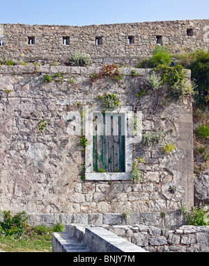 Klis - forteresse médiévale en Croatie près de Split en Dalmatie. Détail d'une fenêtre et les trous au-dessus de la boucle Banque D'Images