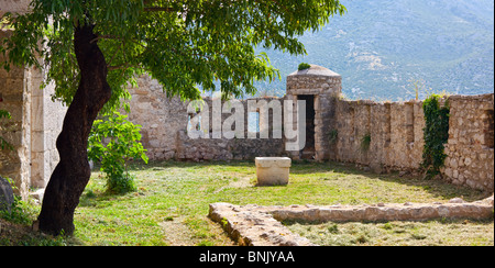 Klis - forteresse médiévale en Croatie près de Split en Dalmatie. Détail d'un ancienne toilette dans un retour avec un puits dans un front. Banque D'Images