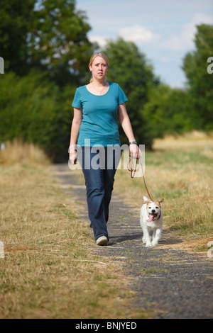 Femme avec Parson Russell Terrier, en laisse / Parson Jack Russell Terrier, flânant Banque D'Images