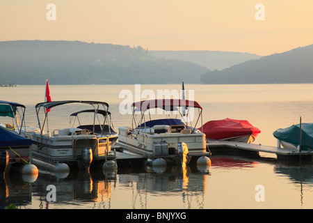 Tôt le matin dans des bateaux de refléter la lumière à Silver Tree Marina sur Deep Creek Lake, Thayerville, Maryland, États-Unis Banque D'Images