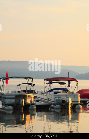 Tôt le matin dans des bateaux de refléter la lumière à Silver Tree Marina sur Deep Creek Lake, Thayerville, Maryland, États-Unis Banque D'Images