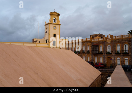 Aljibes (réservoirs) et la Casa del Reloj (Maison de l'horloge), musée de la ville, Melilla la Vieja, Melilla, Espagne, Europe. Banque D'Images