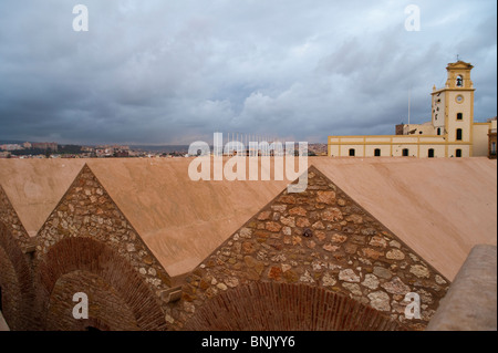 Aljibes (réservoirs) et la Casa del Reloj (Maison de l'horloge), musée de la ville, Melilla la Vieja, Melilla, Espagne, Europe. Banque D'Images