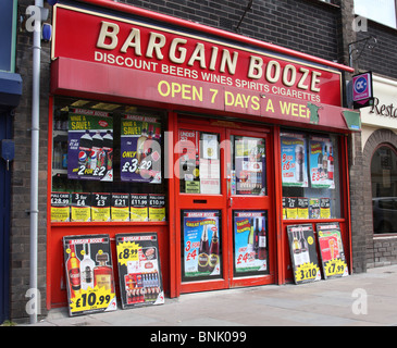 Un Bargain Booze entreposer dans un ville du Royaume-Uni. Banque D'Images