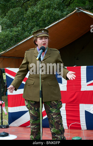 Une femme artiste du spectacle à une seconde guerre mondiale reconstitution d'un jour à Cornwall, uk Banque D'Images