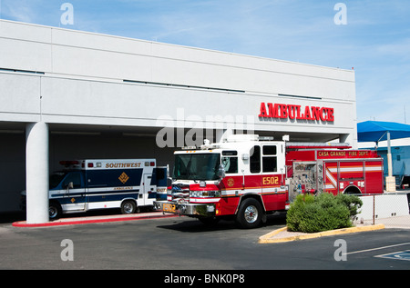 Une ambulance et camion de pompiers ambulanciers à l'entrée d'un emergancy Regional Medical Center. Banque D'Images