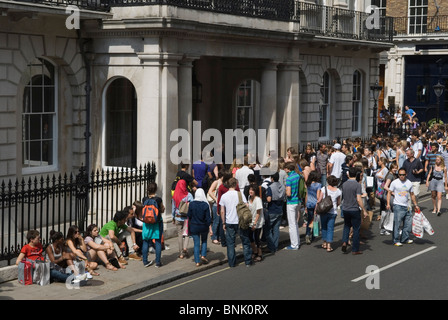 Fads mode, vêtements tendance. Abercrombie & Fitch London Burlington Gardens. Teen shopping faisant la queue, les acheteurs d'adolescents qui veulent acheter les dernières tendances. 24 juillet 2010 2010s UK HOMER SYKES Banque D'Images