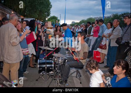 Paris, France, manifestations publiques, musiciens classiques jouant sur le quai de Seine à Paris plages. Foule nombreuse, liste du public sur la rue Banque D'Images