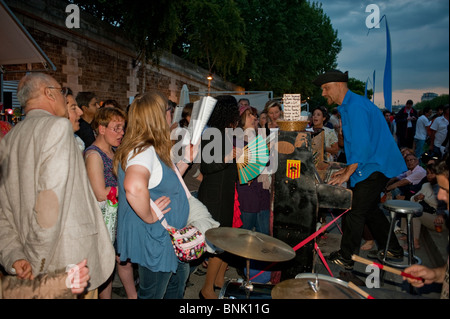 Paris, France, les gens à des événements publics, les musiciens jouant sur la Seine plage à Paris plages la foule française est diversifiée Banque D'Images