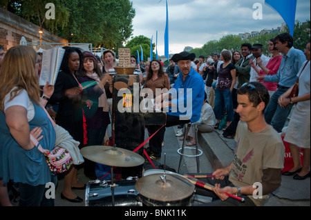 Paris, France, français, foules diverses personnes, à des événements publics, musiciens jouant sur Seine River Quay à 'Paris plagess' .Girls au festival de musique, rue multiculturelle, intégré Banque D'Images