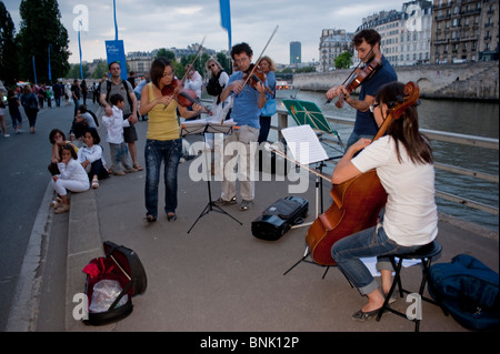 Paris, France, événements publics, musiciens classiques jouant sur le quai de la Seine à 'Paris plages' .paris plage seine, jeune orchestre Paris, fête plage Banque D'Images