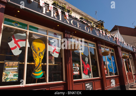 Le Prince de Galles gratuitement house pub avec des décorations en coupe du monde de football de Norwich Norfolk , , Bretagne , France Banque D'Images