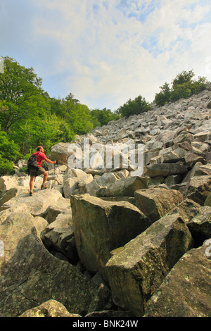 Randonneur à l'Marbleyard Devils sur le sentier de Belfast dans James River Wilderness face près de Natural Bridge, Virginia, USA Banque D'Images