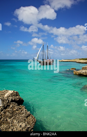 Bateau de pirate des Caraïbes dans les eaux bleu vert d'Aruba Banque D'Images