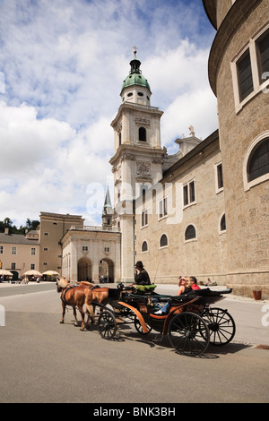 Kapitelplatz, Salzbourg, Autriche. Tourisme calèche visite de la ville en place historique par Dom Cathédrale Banque D'Images