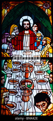 Vitrail à l'église représentant la dernière Cène : Banque D'Images