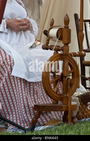 Tulip Time festival Hollande Michigan aux États-Unis une femme assise à une roue en train de tourner dans le costume traditionnel historique foire commerciale d'artisanat haute résolution Banque D'Images