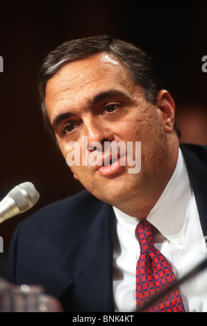 WASHINGTON, DC, USA - 1997/05/06 : Le directeur de la CIA George Tenet désigner témoigne devant le Comité du renseignement du Sénat audition sur sa nomination au Capitole le 6 mai 1997 à Washington, DC. (Photo de Richard Ellis) Banque D'Images
