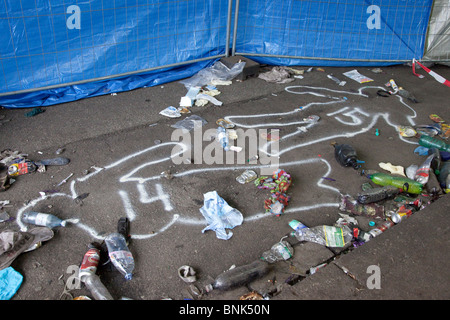 Loveparade 2010, Duisburg, Allemagne, contours de morts victimes 14 et 15 sur le sol Banque D'Images