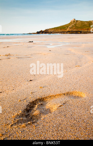 St Ives ; plage Porthmeor ; à la recherche vers l'île de Cornwall ; empreinte ; Banque D'Images