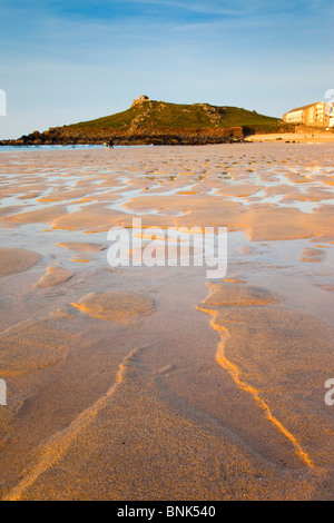 St Ives ; plage Porthmeor ; à la recherche vers l'île de Cornwall ; Banque D'Images