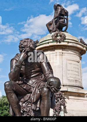 'Hélas pauvre Yorick' Statue en bronze d'Hamlet, Gower, Bancroft Memorial Gardens, Stratford-upon-Avon, Warwickshire, UK Banque D'Images