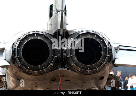 Les enveloppes arrière sur le moteur de Panavia Tornado Fighter Bomber Banque D'Images