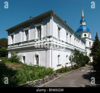 Abbot house (1770, 1886) et 1727-1733, 1829-1833 (clocher) dans Vydubychi monastery. Kiev, Ukraine Banque D'Images