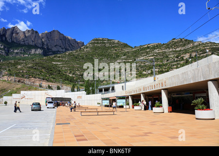 La gare de Montserrat (montagne dentelée) à l'ouest de Barcelone, en Catalogne, Espagne. Banque D'Images