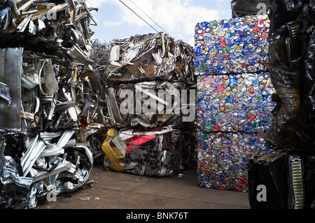 Balles de ferraille broyée siéger en attente dans un chantier de recyclage, prête pour le transport. Banque D'Images