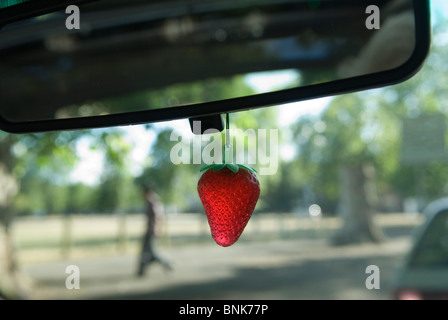 Voiture à air désodorisant accroché vue arrière interne wing mirror. HOMER SYKES Banque D'Images