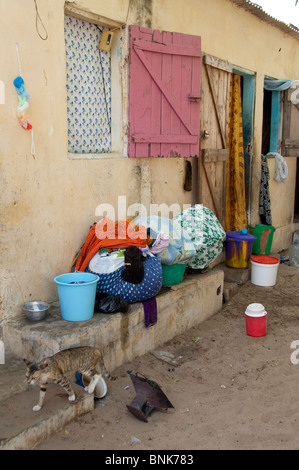 Afrique, Sénégal, Dakar. Village Wolof, le plus grand groupe ethnique du Sénégal. Wolof sénégalais typique maison. Banque D'Images