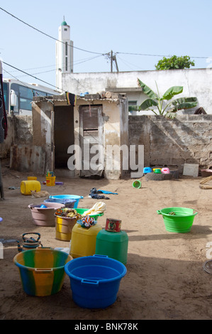 Afrique, Sénégal, Dakar. Village Wolof, le plus grand groupe ethnique du Sénégal. Wolof sénégalais typique accueil, récipients pour l'eau douce Banque D'Images