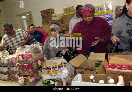 Pack bénévoles d'épicerie à l'amour de l'Église évangélique de la banque alimentaire de l'Assemblée le 18 décembre 2002 Banque D'Images