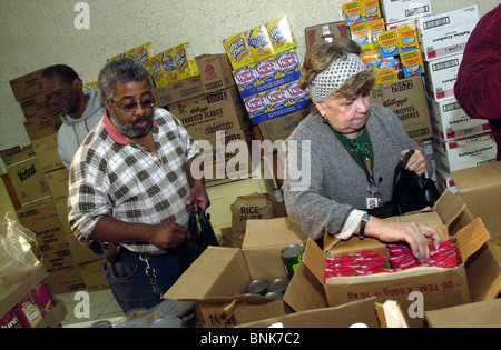 Pack bénévoles d'épicerie à l'amour de l'Église évangélique de la banque alimentaire de l'Assemblée le 18 décembre 2002 Banque D'Images