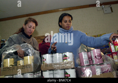 Pack bénévoles d'épicerie à l'amour de l'Église évangélique de la banque alimentaire de l'Assemblée à New York Banque D'Images