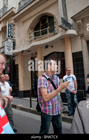 Les touristes adultes prenant Gay History Tour du Paris des années 1980 par Tour Guide, 'Hervé Taulière'. 'Le César' Ancien Bar Gay Banque D'Images