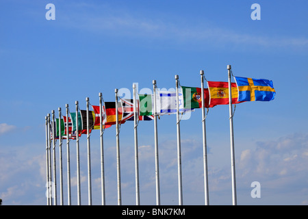 Drapeaux des pays qui ont perdu les citoyens en accident de vol TWA 800 Smith Point Park Long Island NY Banque D'Images