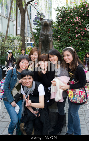 Les jeunes ont leur photo en plus du chien Hachiko statue à l'extérieur de la station Shibuya, Tokyo, Japon Banque D'Images