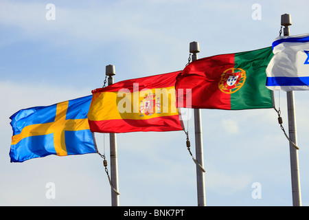 Drapeaux des pays qui ont perdu les citoyens en accident de vol TWA 800 Smith Point Park Long Island NY Banque D'Images