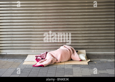 Sans-abri dorment dans la rue à Shinjuku, Tokyo, Japon Banque D'Images