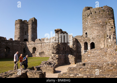 Les personnes qui désirent visiter la ruine de château de Kidwelly Carmarthenshire Wales UK Banque D'Images