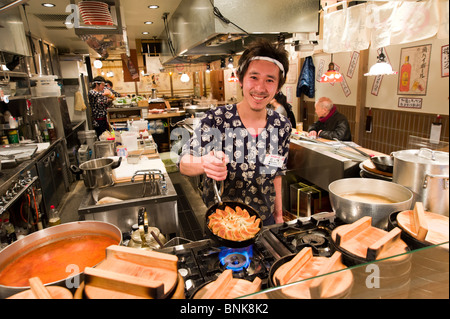 Chef cuisinant gyoza dans un restaurant traditionnel, Tokyo, Japon Banque D'Images