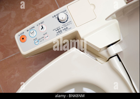 Des boutons sur un bidet Toilettes high tech, Tokyo, Japon Banque D'Images