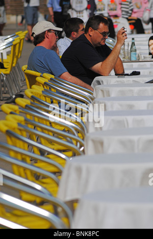 Les touristes de prendre des photos dans un café vide, Venise, Italie Banque D'Images