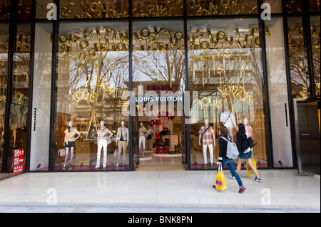 Shopping chez Louis Vuitton sur Omotesando-dori, Tokyo, Japon Banque D'Images