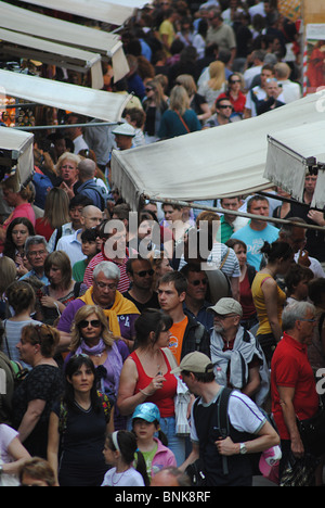 Des foules de touristes dans une rue proche du Rialto de Venise, Italie Banque D'Images