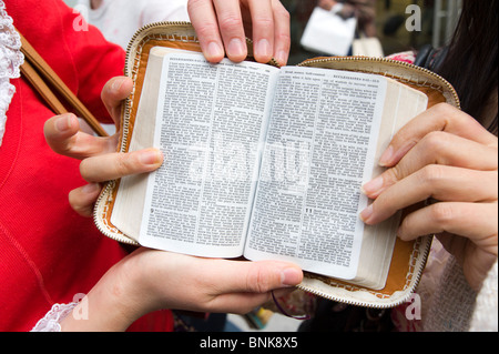 Témoin de Jéhovah montrant des extraits de l'Ecclésiaste dans la Bible, Tokyo, Japon Banque D'Images